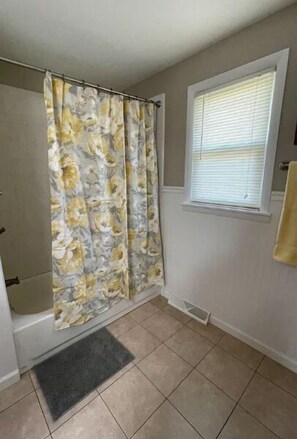 Shower, hair dryer, towels, soap - Chestnut Street Retreat (Huntingburg)
