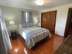 3 chambres, fer et planche à repasser, lit de bébé portatif