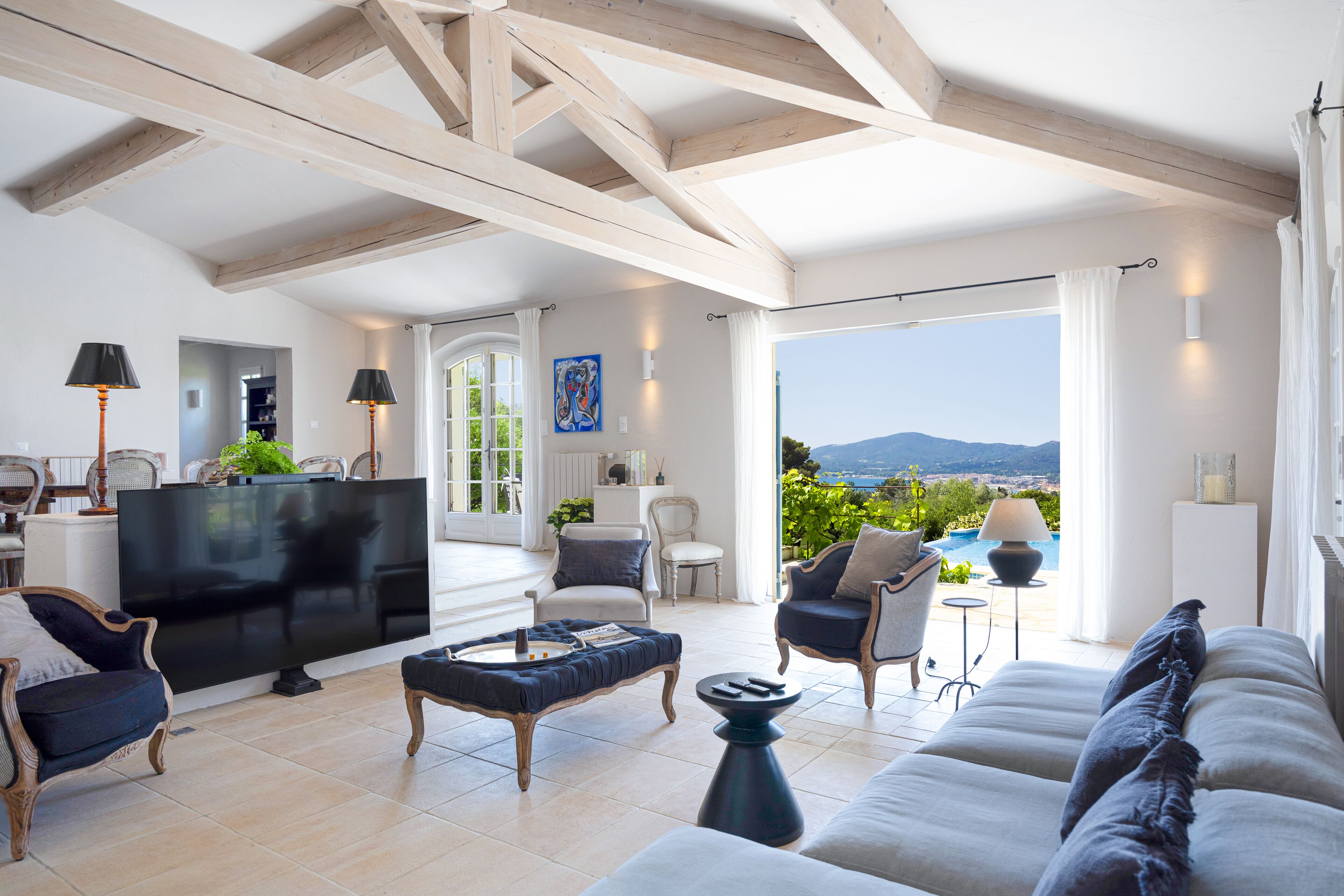 Smart TV, fireplace, table tennis, computer monitors