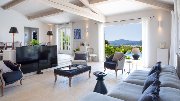 A spacious living room with a large TV, comfortable seating, and a view of the outdoors. - Golfvilla Riviera - luxury villa in the Golfe de Saint Tropez (Grimaud)
