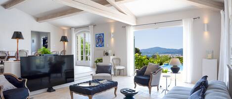 Smart TV, fireplace, table tennis, computer monitors