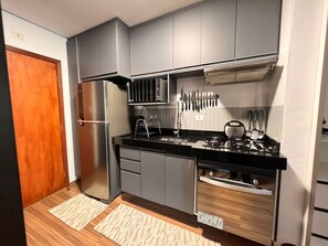 Geladeira, micro-ondas, fogão, cooktop