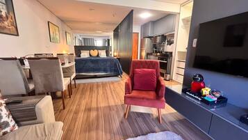 Smart TV, lareira, livros