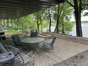 Outdoor dining - Cabins overlooking the lake Sakatah, bordering the state trail (Waterville)