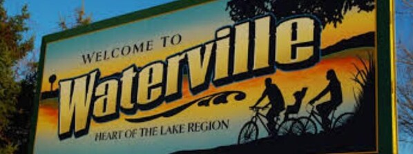 Un panneau d’accueil pour Waterville, qui met en valeur son emplacement au cœur de la région des lacs.