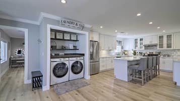 Réfrigérateur, micro-ondes, plaque de cuisson, lave-vaisselle