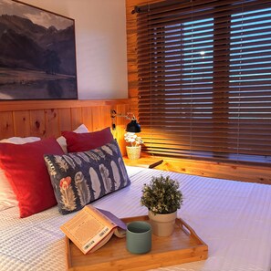 1 bedroom, free WiFi, bed sheets - Cozy Mountain Suite ~ Pet Friendly + Hot Tubs, Pool (Granby)