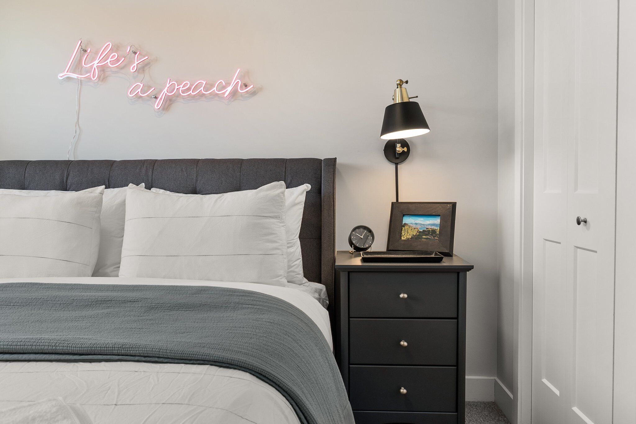 Romantic Modern 3 Bedroom Home Close To Beach & Shops