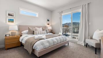 3 bedrooms, desk, iron/ironing board, free WiFi