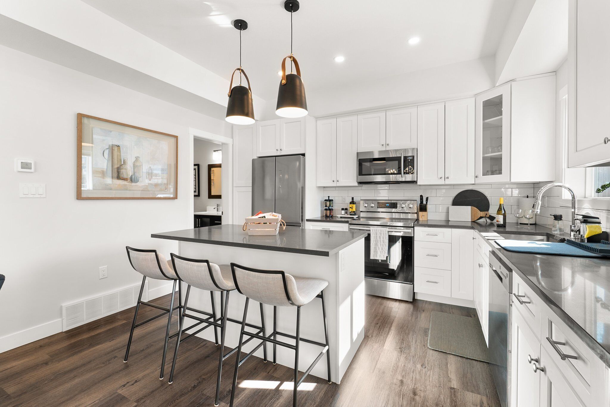 Romantic Modern 3 Bedroom Home Close To Beach & Shops