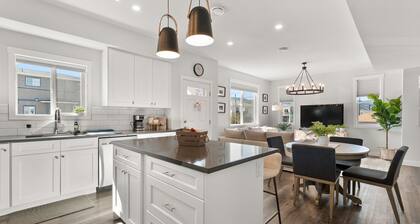 Romantic Modern 3 Bedroom Home Close To Beach & Shops