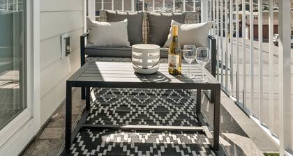 Romantic Modern 3 Bedroom Home Close To Beach & Shops