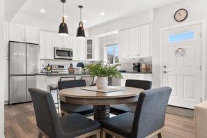 Dining - Romantic Modern 3 Bedroom Home Close To Beach & Shops (Penticton)