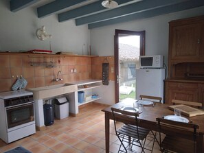 Réfrigérateur, micro-ondes, grille-pain