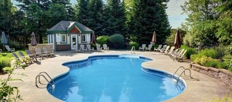 Golf Course Townhome with Deck, BBQ & Views – 4BR Mont Tremblant