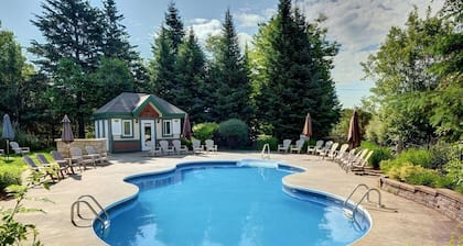 4 bedroom, 3 bathroom townhome, backing onto a golf course, mountain views!