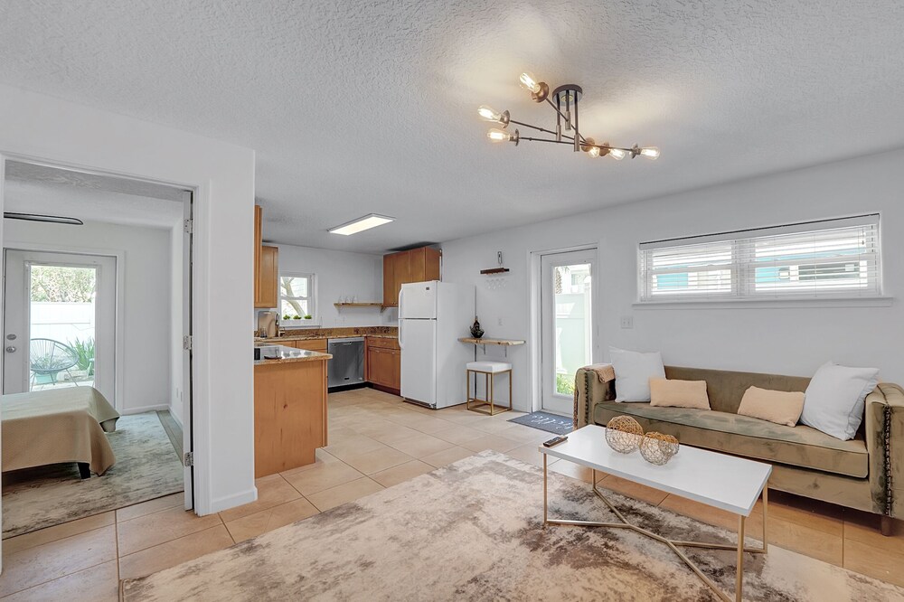 Oceanside 1st floor home, 1 block away from beach and 15 mins away from Mayo