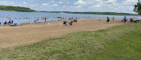 Una spiaggia nelle vicinanze