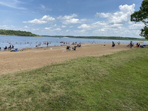 Una spiaggia con persone che nuotano e si rilassano.