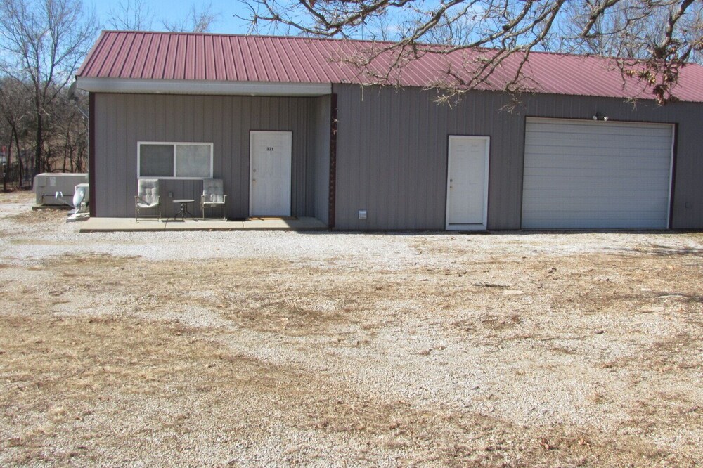Cozy Country Cabin! 1 mile from Lake and beach area!