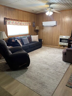 TV - Cozy Country Cabin! 1 mile from Lake and beach area! (Greenfield)