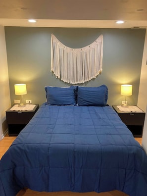 Tabla de planchar con plancha, wifi gratis y ropa de cama