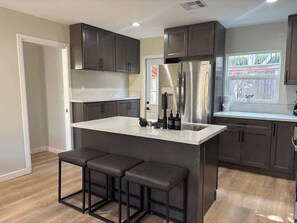 Réfrigérateur, micro-ondes, four, plaque de cuisson