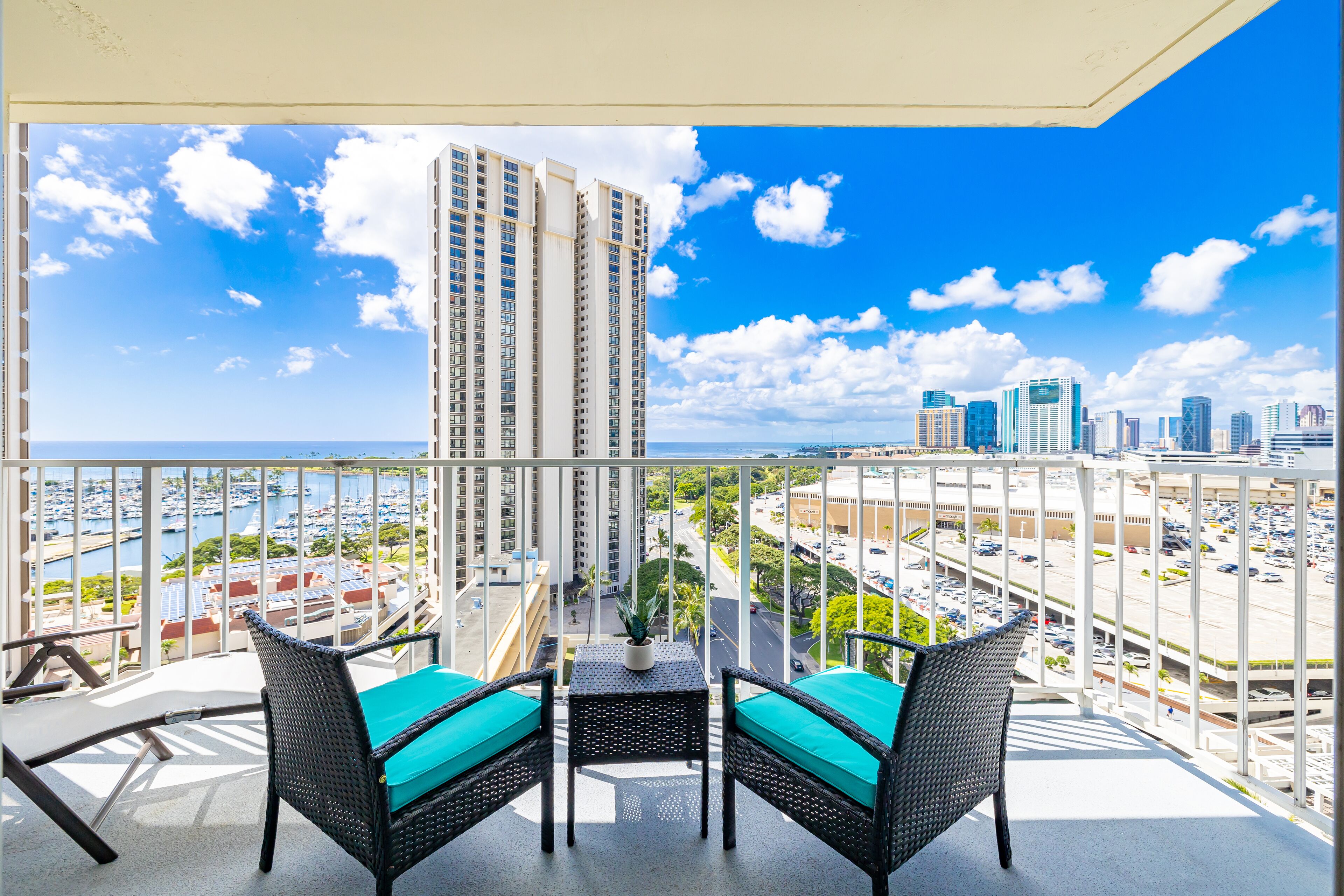 Cozy 2-Bedroom Next to Ala Moana Beach & Mall !!!
