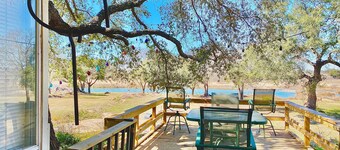 Riverfront Home w/kayaks, firepit, grill, fish 8mi Coopers 8mi Castell Gen Store