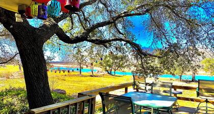 Riverfront Home w/kayaks, firepit, grill, fish 8mi Coopers 8mi Castell Gen Store