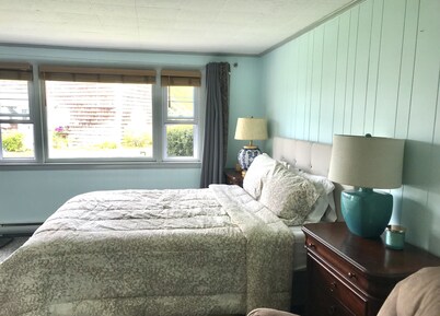 Bright condo w Pool, walking distance to town!