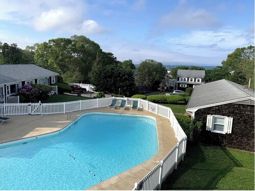 Bright condo w Pool, walking distance to town!