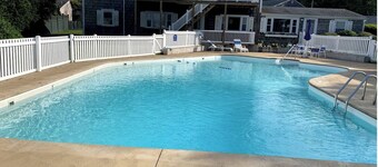 Bright condo w Pool, walking distance to town!