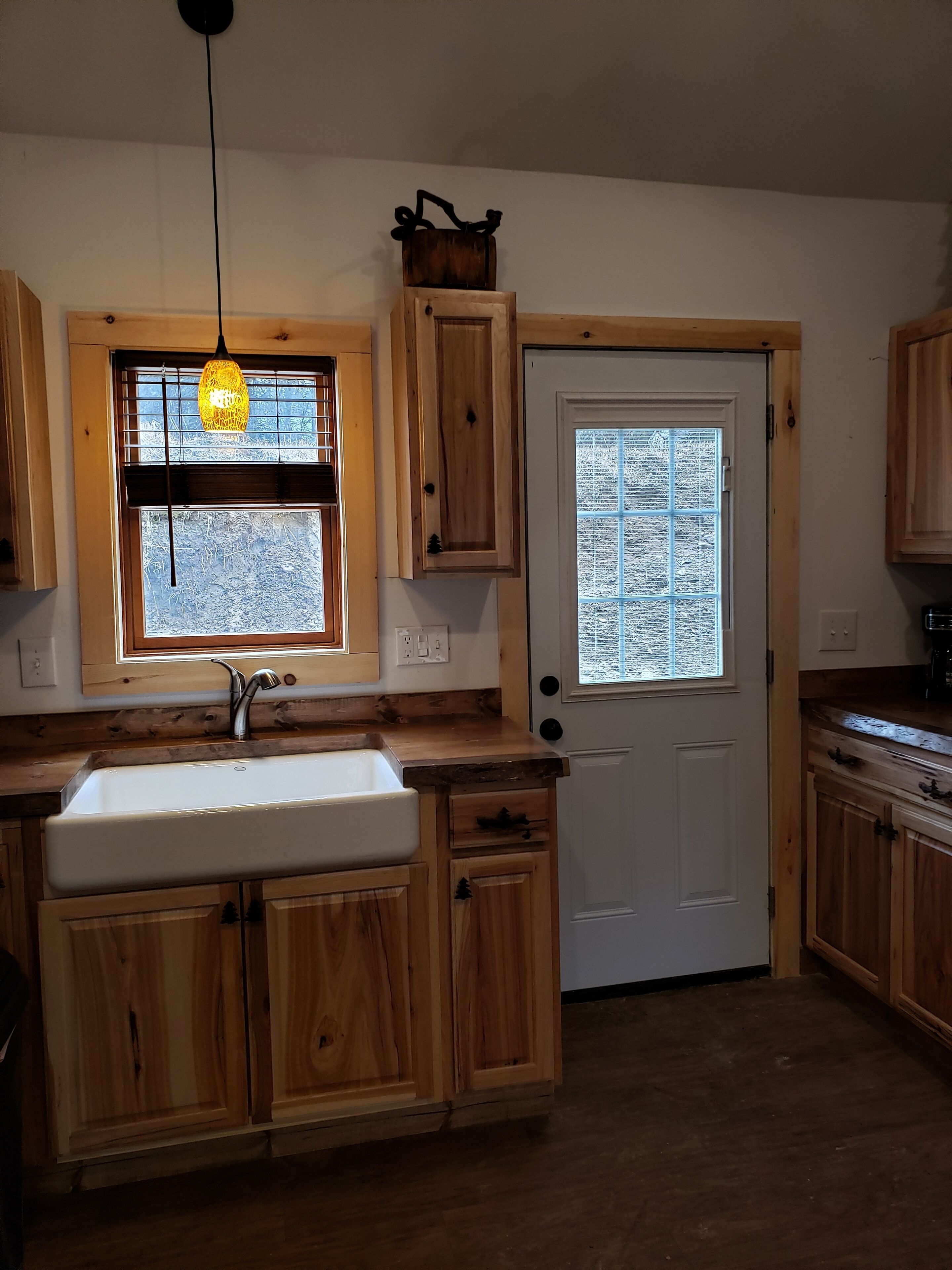 2 STORY ADIRONDACK LOG CABIN-NEWLY RENOVATED!