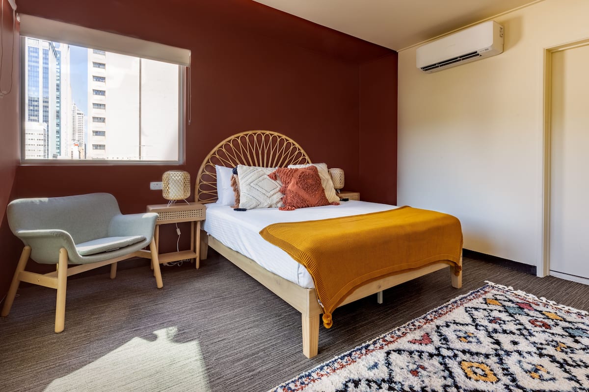 Hypo-allergenic bedding, iron/ironing board, free WiFi, bed sheets