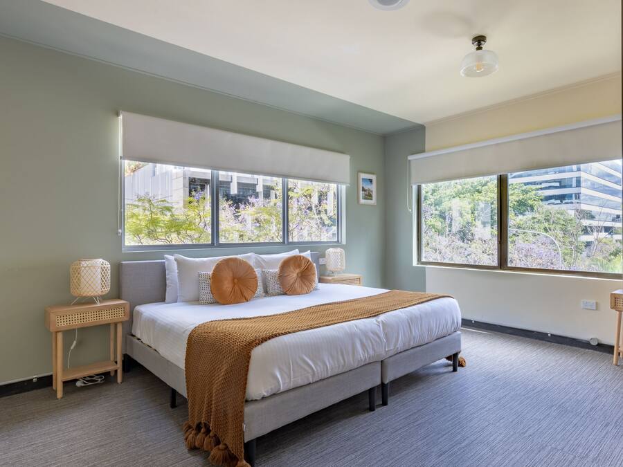 Ropa de cama hipoalergénica y tabla de planchar con plancha