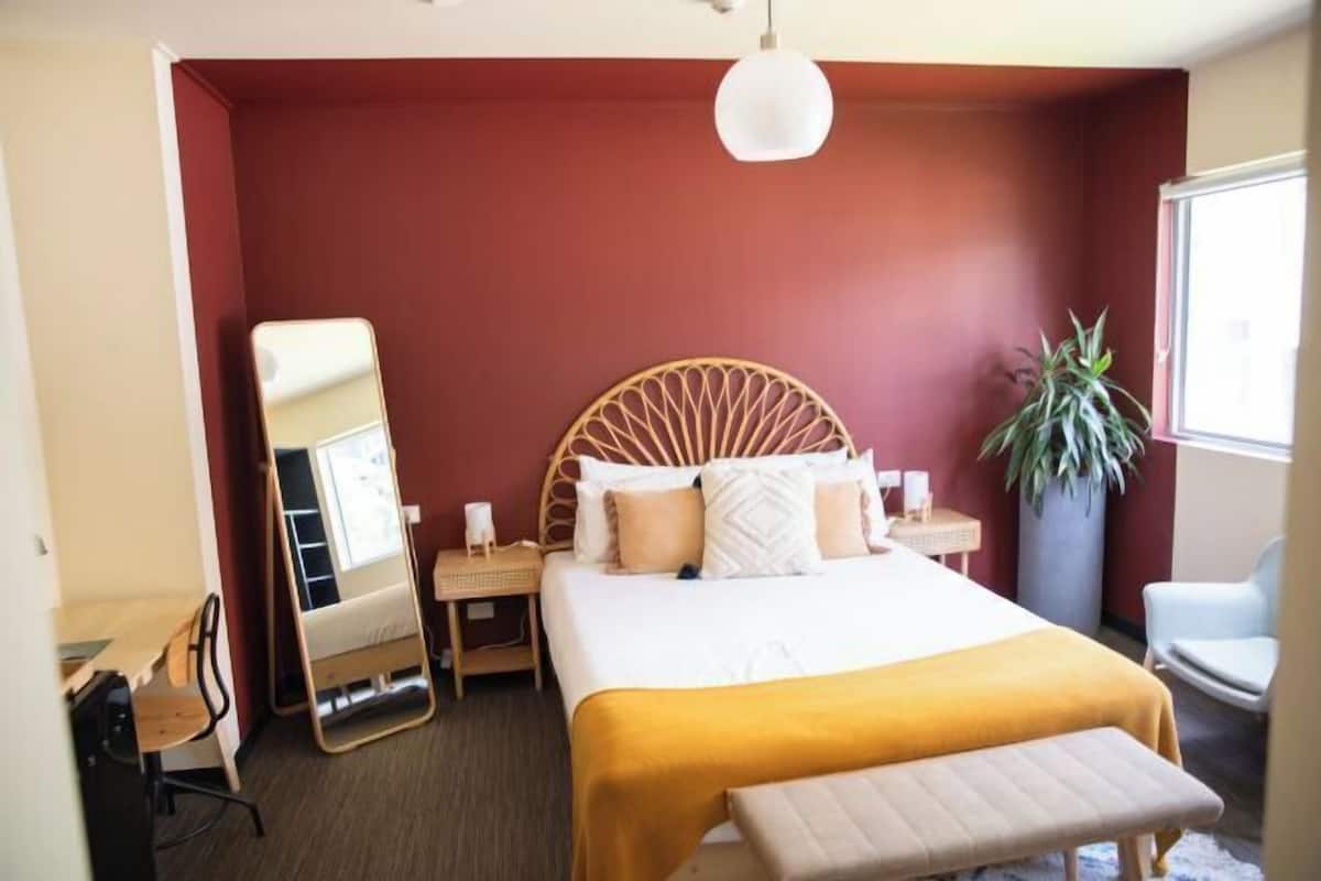 Hypo-allergenic bedding, iron/ironing board, free WiFi, bed sheets