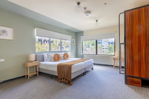 Family Room, Private Bathroom | Literie hypoallergénique, fer et planche à repasser, Wi-Fi gratuit