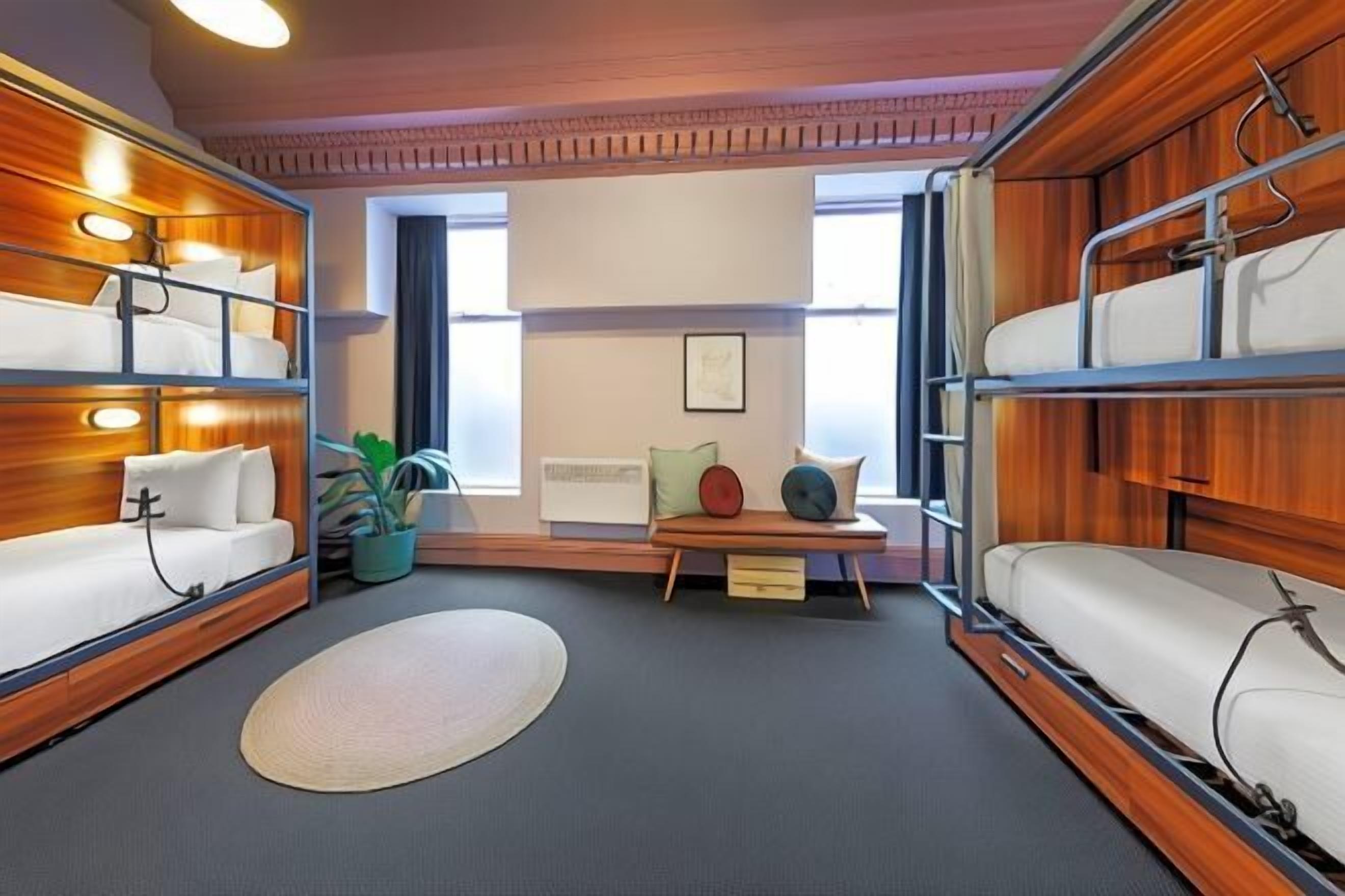 Ropa de cama hipoalergénica y tabla de planchar con plancha 