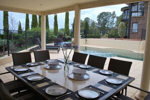 Outdoor dining - The Cutting Estate Mount Panorama (Mount Panorama)