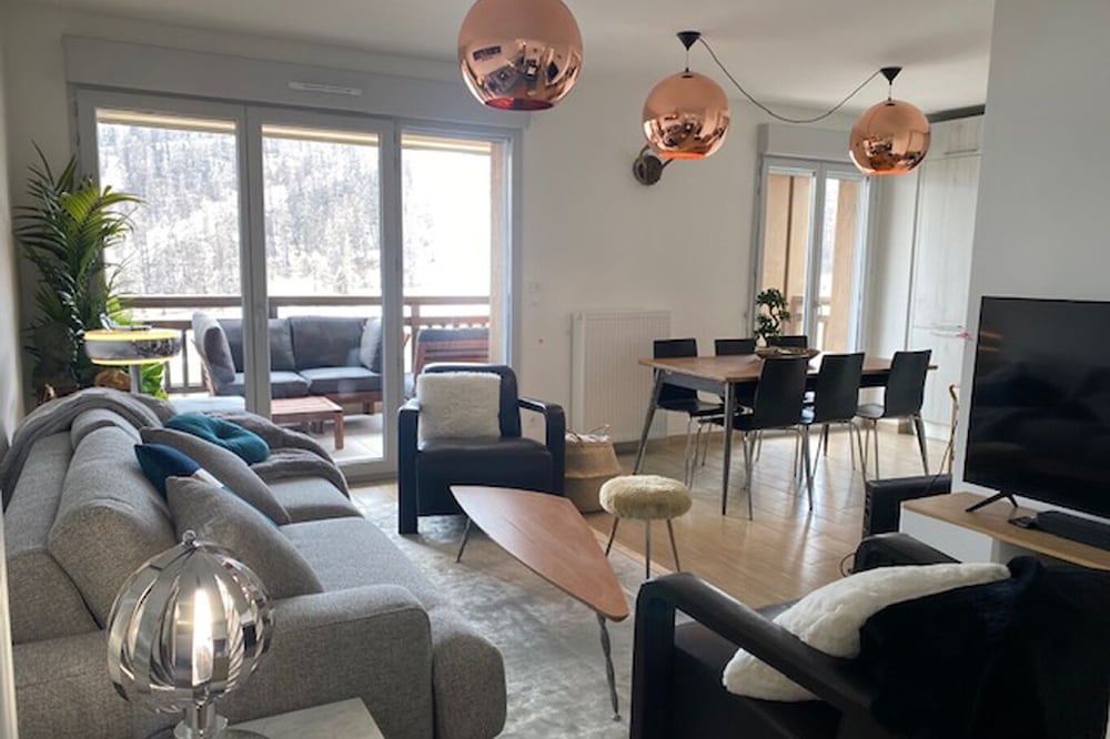 Quiet, luxury, south-facing terrace 100m from the slopes