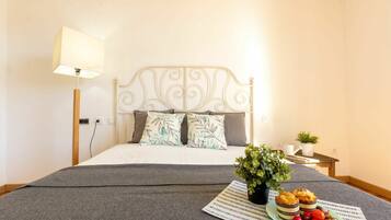 3 slaapkamers, een strijkplank/strijkijzer, reisbedje, gratis wifi
