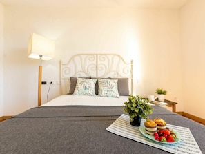 3 bedrooms, iron/ironing board, travel cot, free WiFi