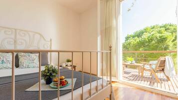 3 dormitorios, tabla de planchar con plancha, cuna de viaje