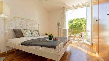 3 dormitorios, tabla de planchar con plancha, cuna de viaje