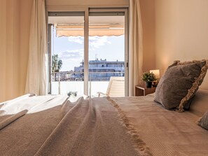 2 bedrooms, iron/ironing board, travel cot, free WiFi