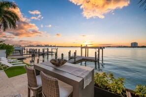 Property grounds - Luxury villa / Waterfront / Provate island / 5bd (North Bay Village)