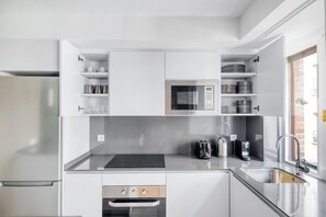 Køleskab, mikrobølgeovn, ovn, kogeplade