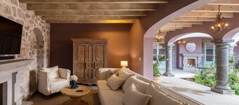 HOLT Magnificent 6BR Villa in Malanquin Golf Club