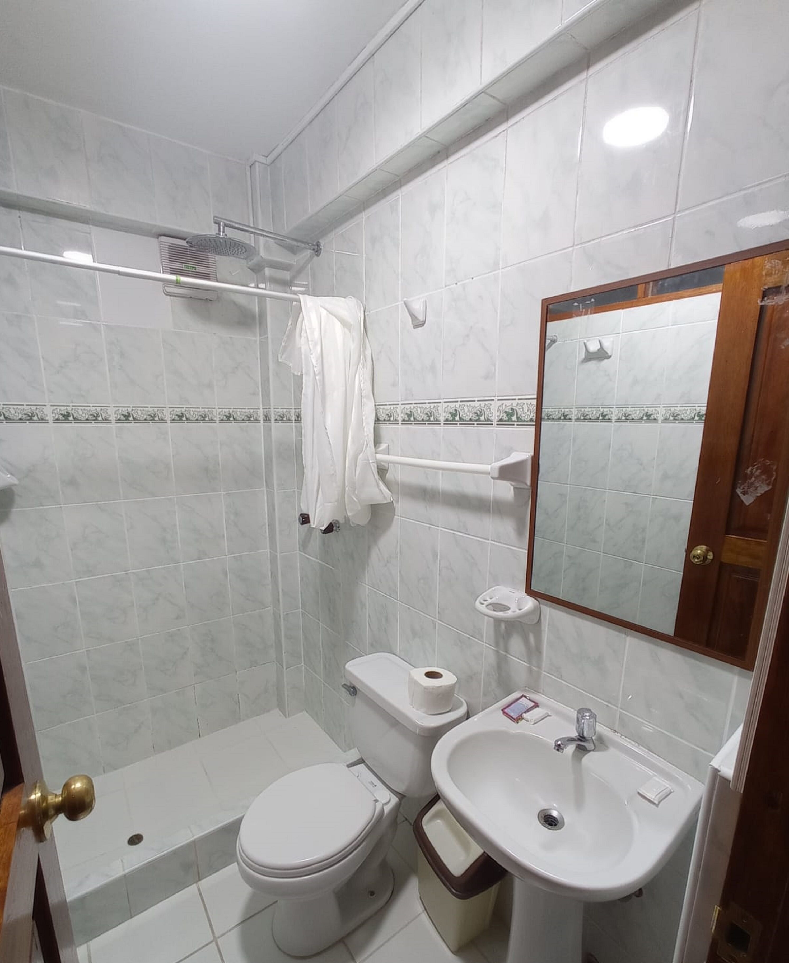 Shower, pancuran hujan, handuk, dan sabun